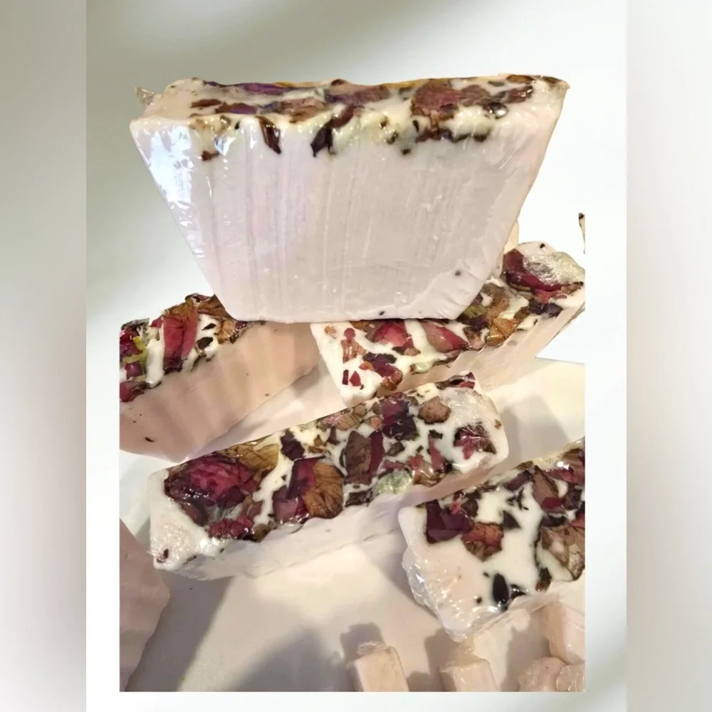 Florinda Beauty Rose Petals & Rosemary Goat Milk Soap InfuseFloral Aromatherapy